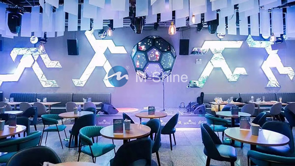 人形室內(nèi)LED顯示屏，啤酒俱樂部，廣州，中國
